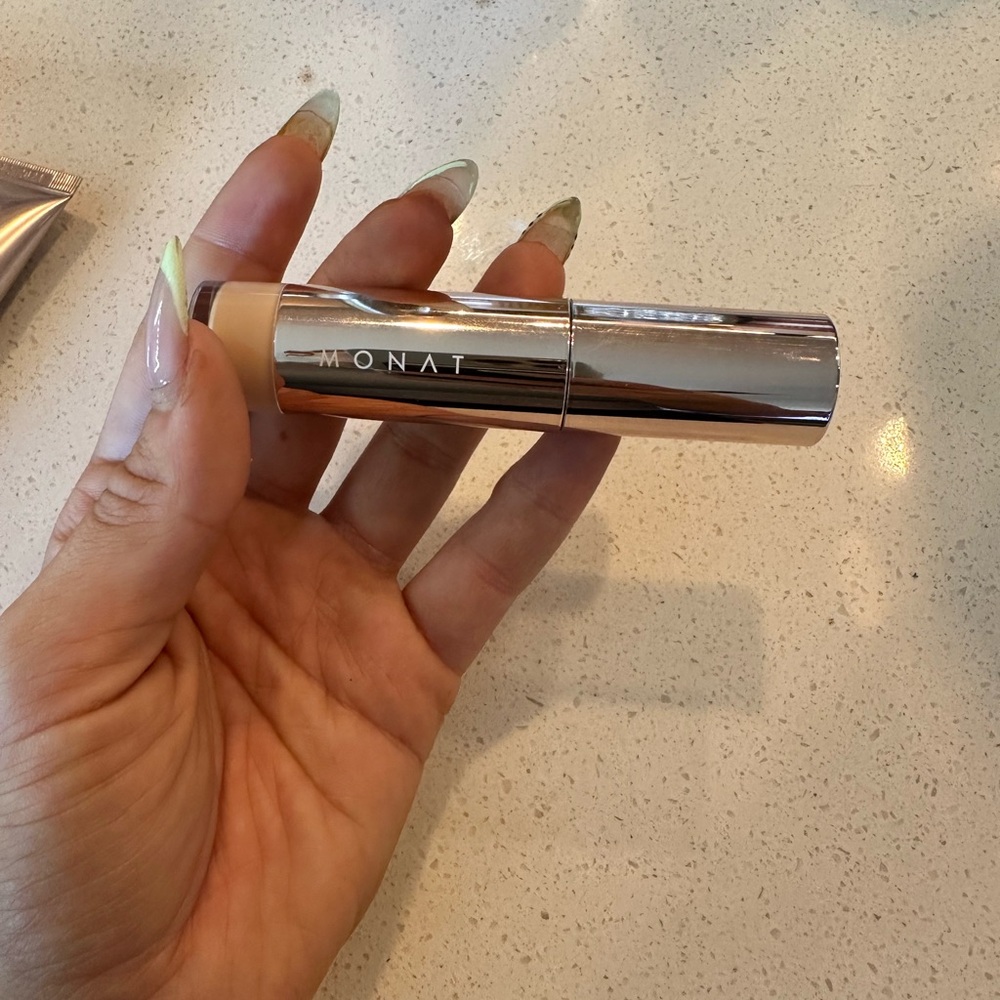 NEW Monat Concealer